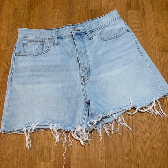 Madewell Pants - Madewell 30 Light Wash Distressed Raw Hem The Mom Jean Denim Shorts Button Fly